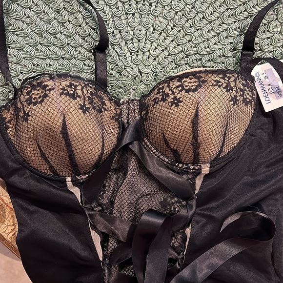 NWT black lace corset. Size 36B. Black satin ribbon, lace, blush undertone. - Picture 10 of 14